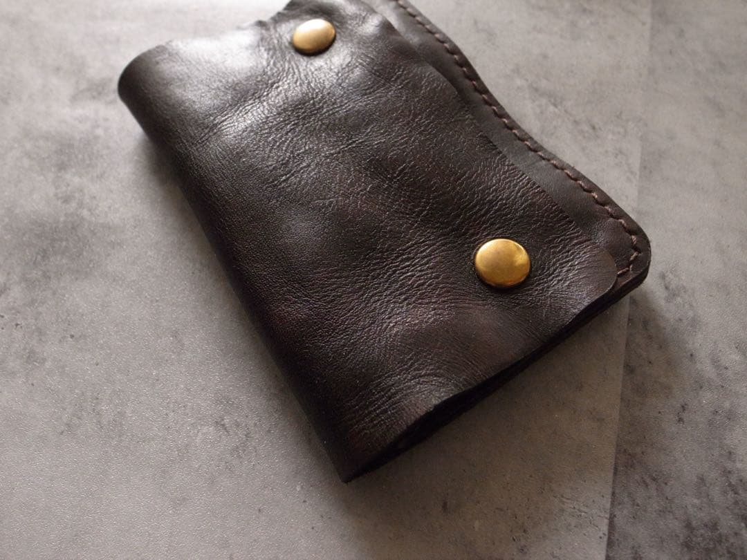 手染めと手縫いで仕上げたショートトラッカーウォレット