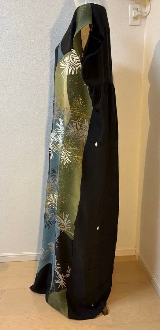 あーす　黒留袖リメイクワンピース＋手描き友禅マーガレット ― 金糸刺繍松葉