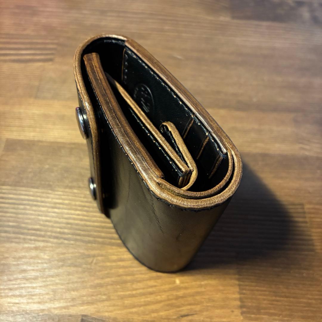 ショートトラッカーウォレット　MARYAM社　ホースバット　丘染めブラック　茶芯