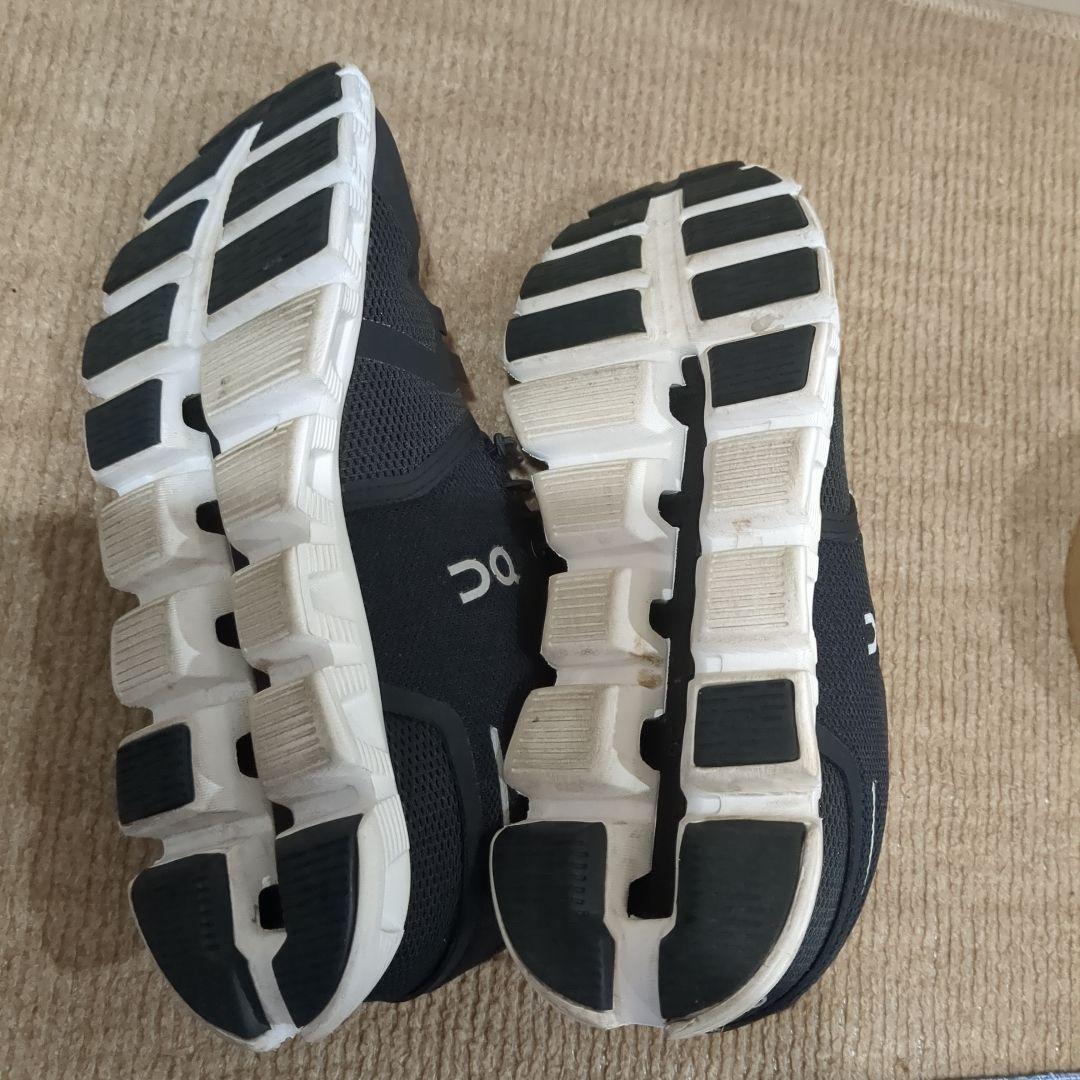 on ブラック スニーカー