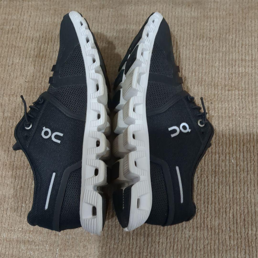 on ブラック スニーカー