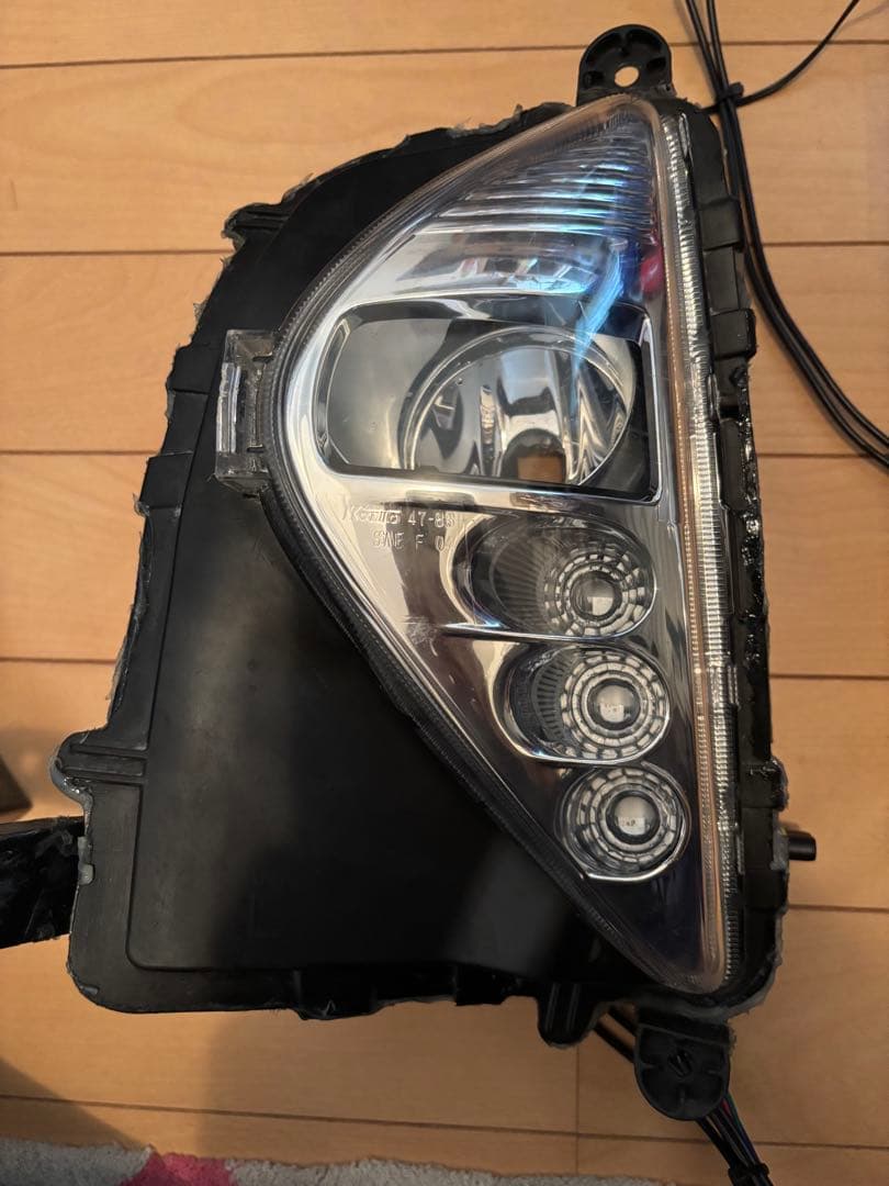 プリウス50 前期　h11バルブ交換式フォグ VELENOフォグ付き