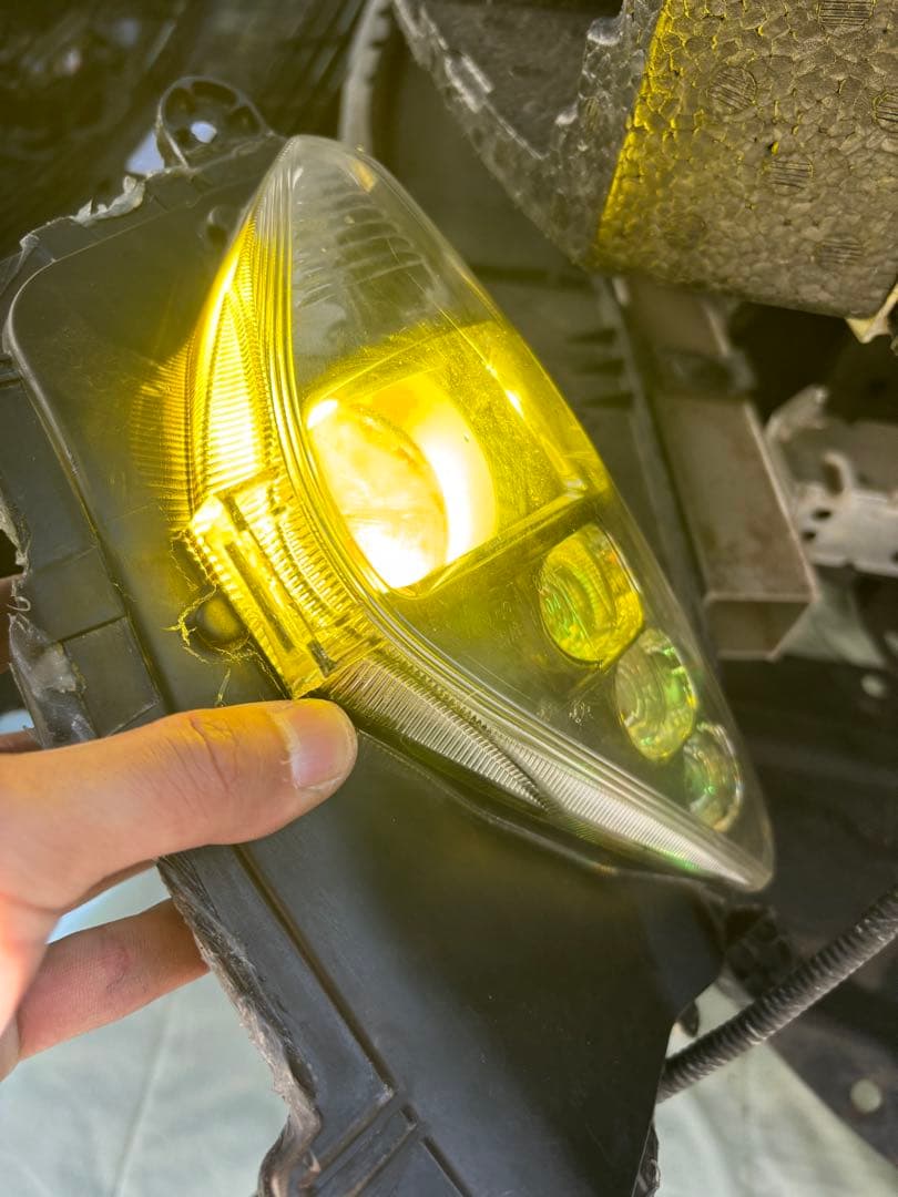 プリウス50 前期　h11バルブ交換式フォグ VELENOフォグ付き