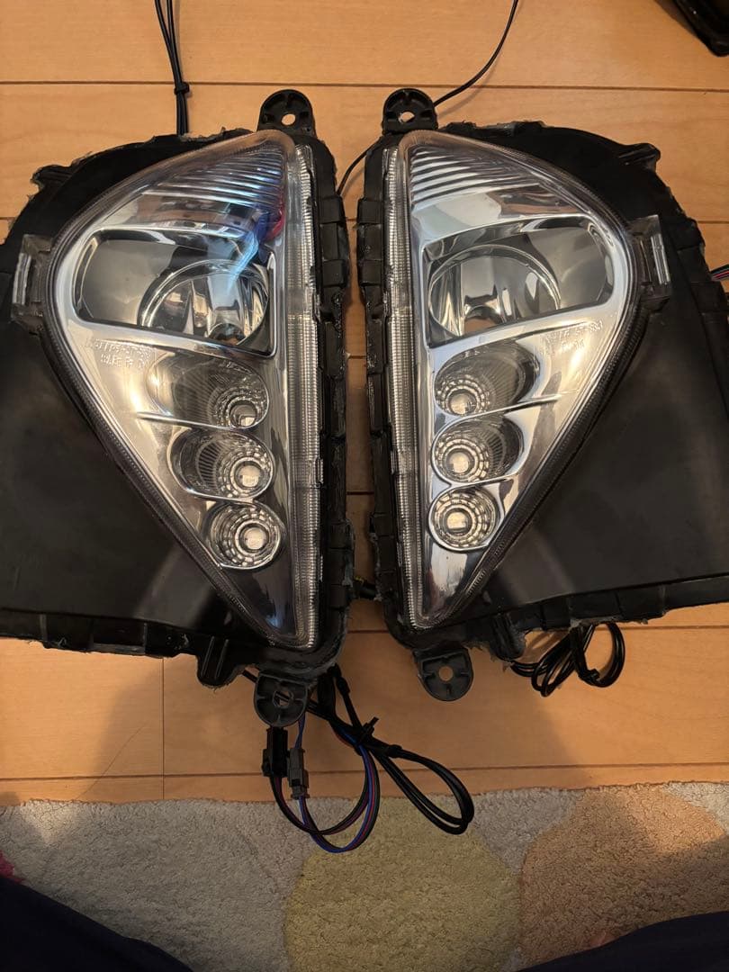 プリウス50 前期　h11バルブ交換式フォグ VELENOフォグ付き