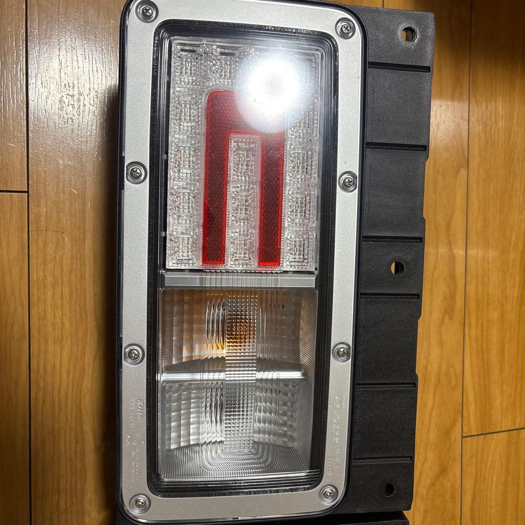 日野　純正　テールランプ　小糸