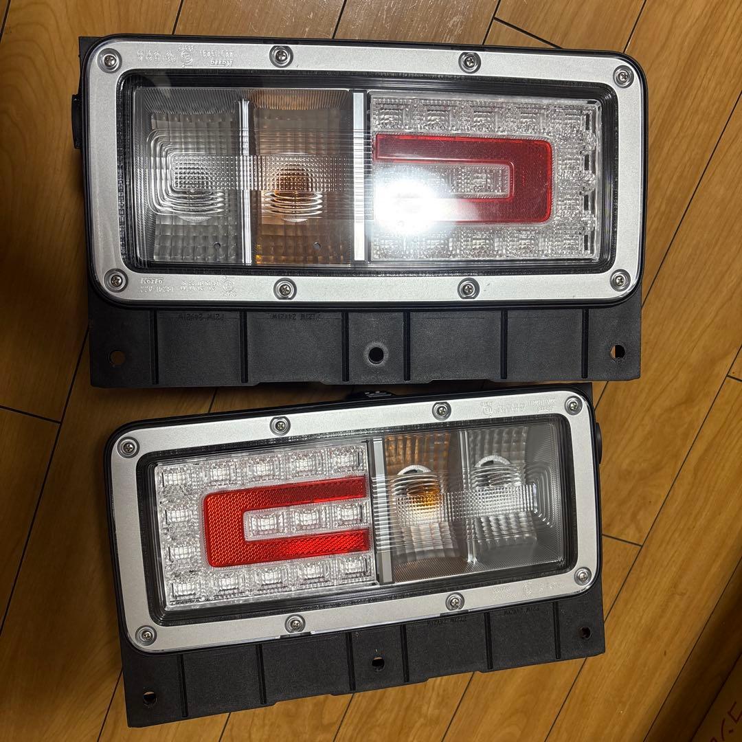 日野　純正　テールランプ　小糸