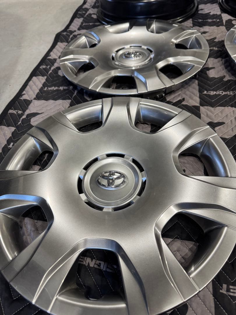 限定モデルハイエース50周年 15インチノーマルホイールキャップ　新車外し