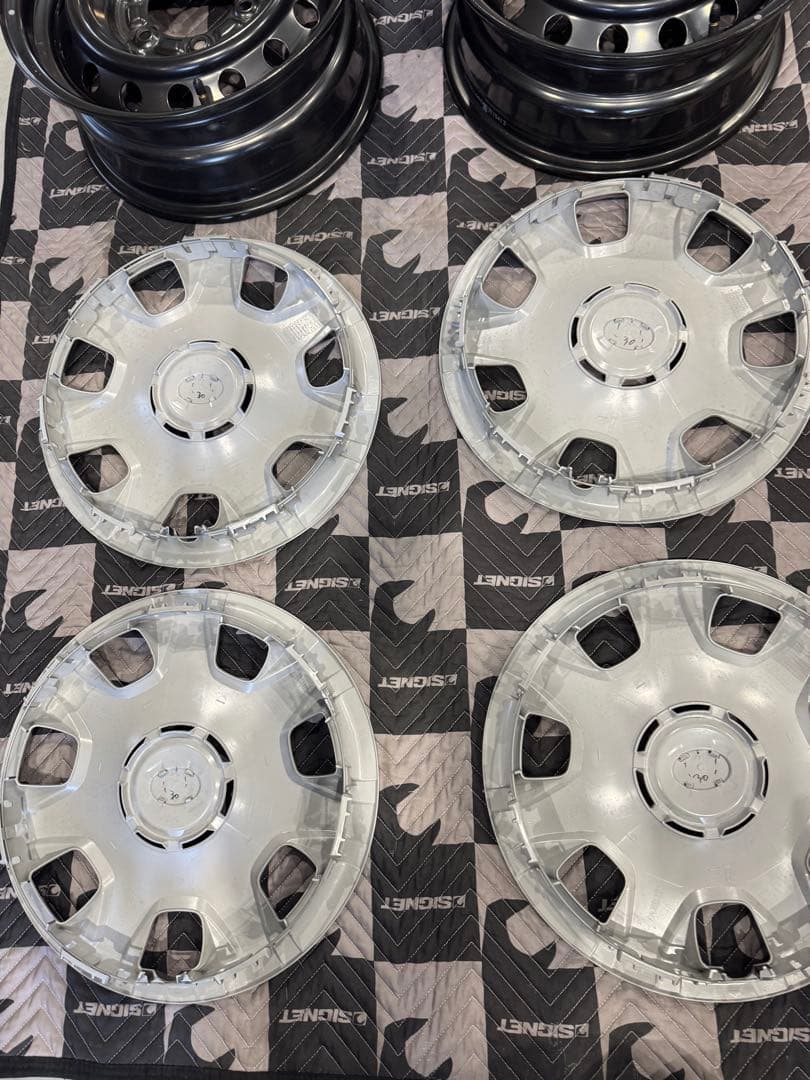 限定モデルハイエース50周年 15インチノーマルホイールキャップ　新車外し