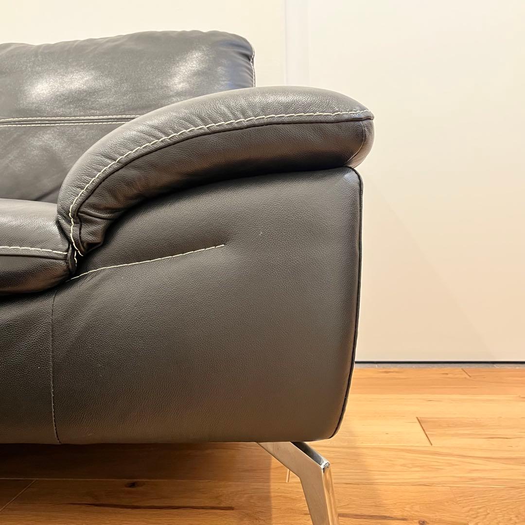 ブラック革張り2人掛けソファ