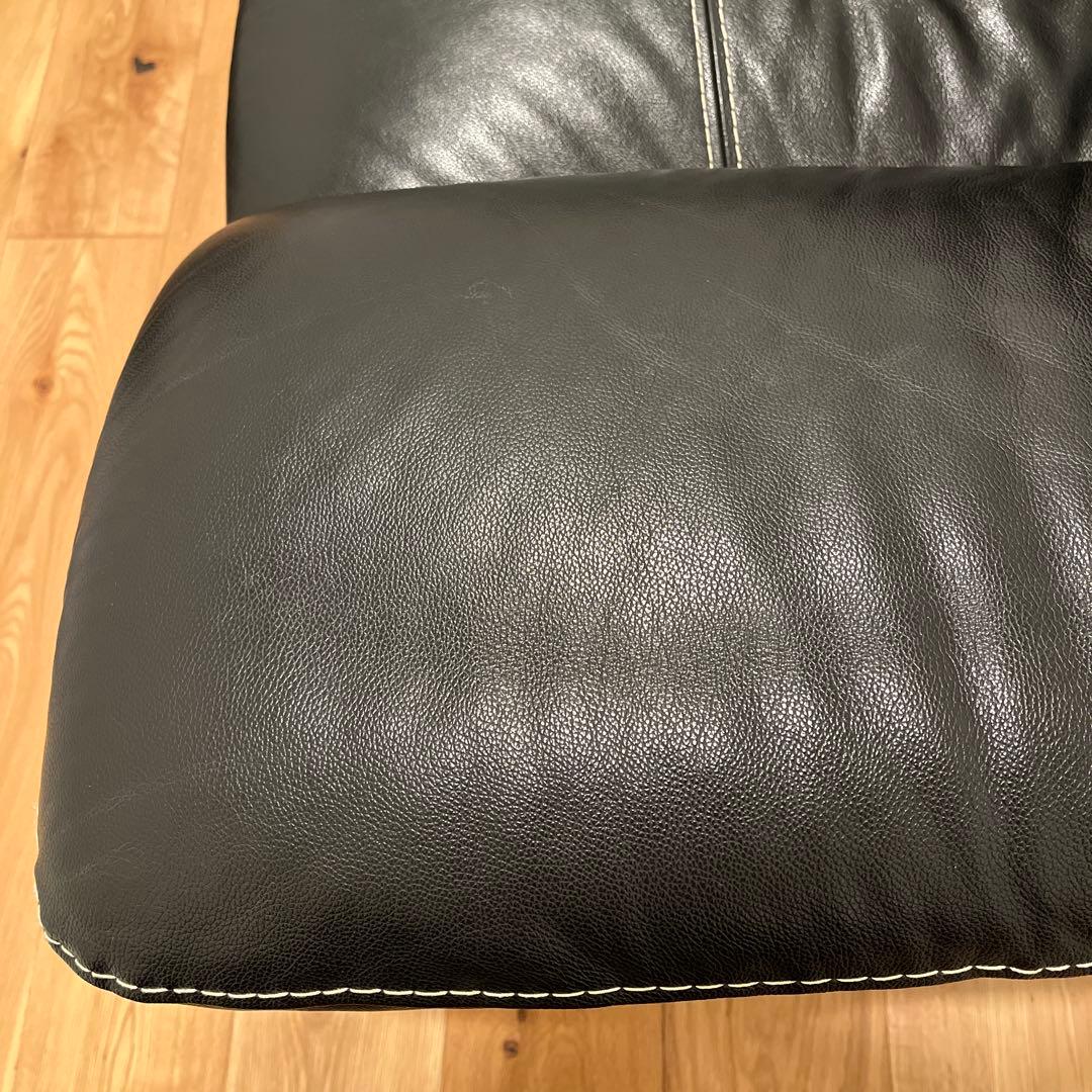 ブラック革張り2人掛けソファ