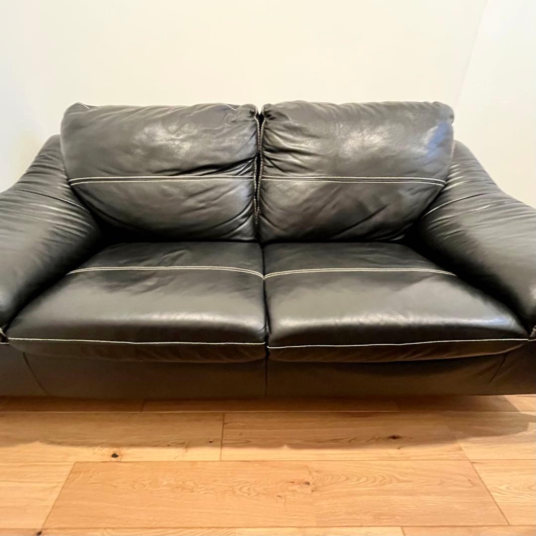 ブラック革張り2人掛けソファ