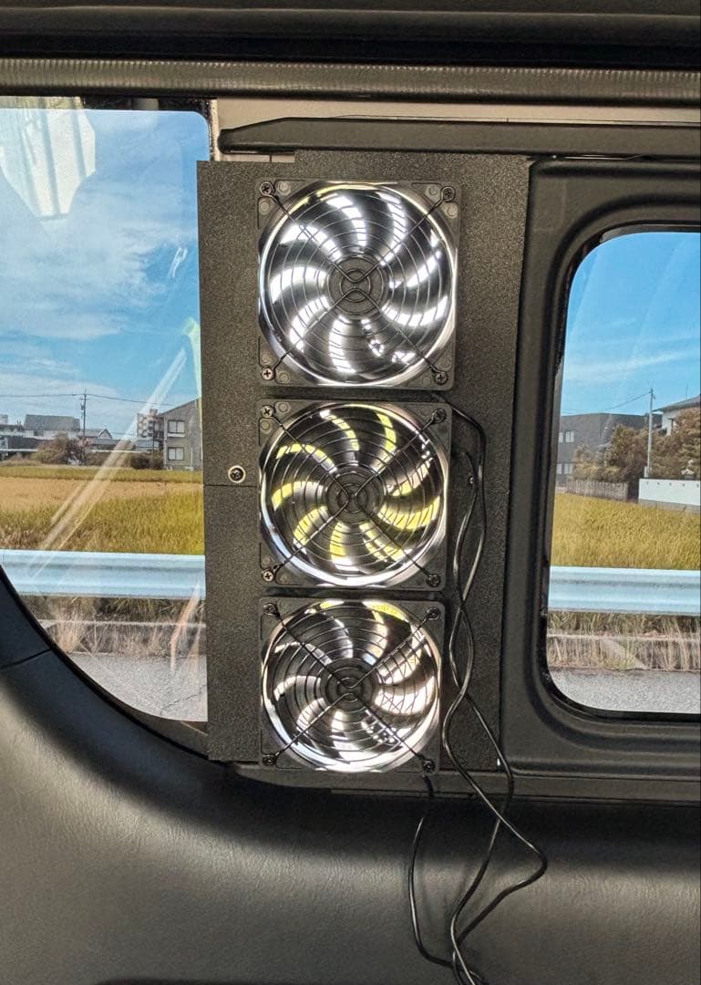 ハイエース 換気扇 ４型 USBファン 3連 パネル 小窓 ABS製 助手席側
