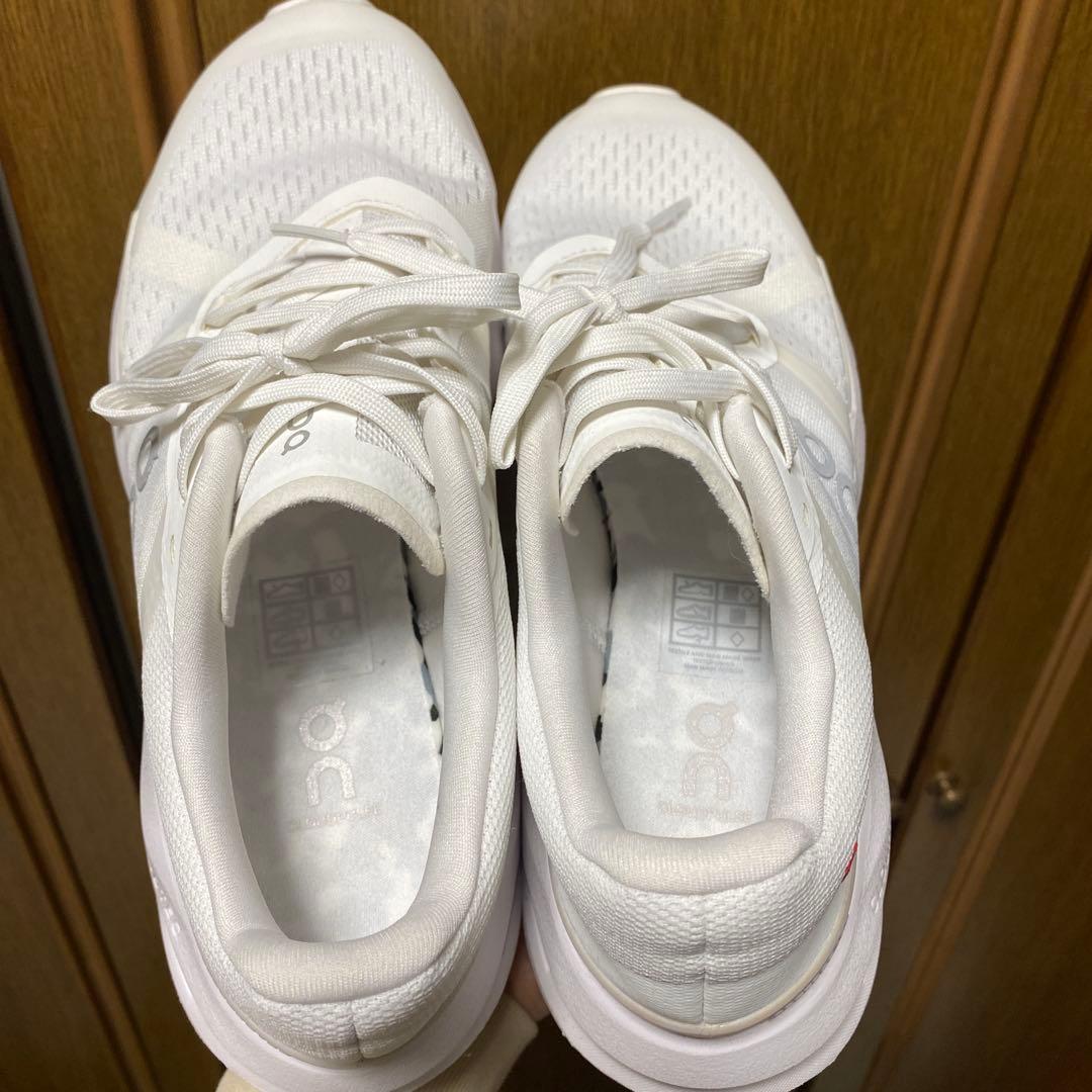 On ホワイト ランニングシューズ