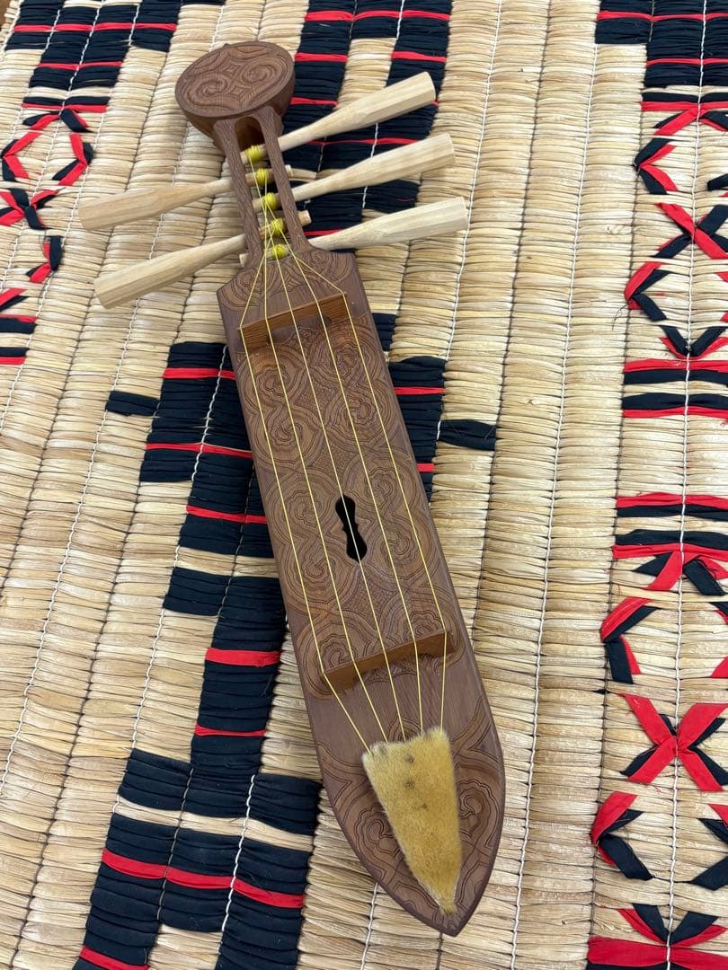 アイヌ　トンコリ　彫刻入　トンコリ工房イノンノ製　三味線弦　美品　五弦琴　古桂材