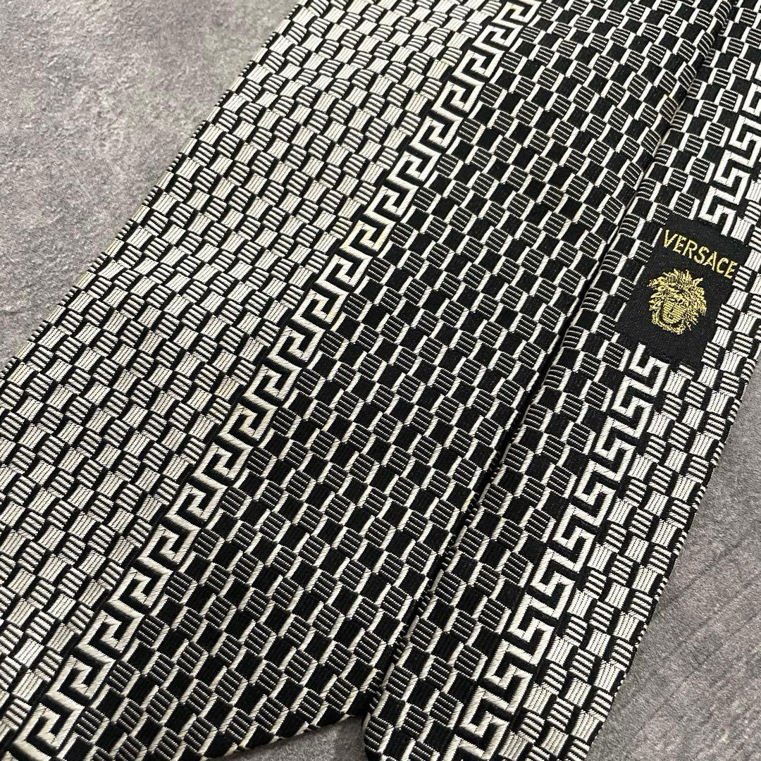 極上高級イギリス製3ピーススーツ × GIANNI VERUSACEネクタイ