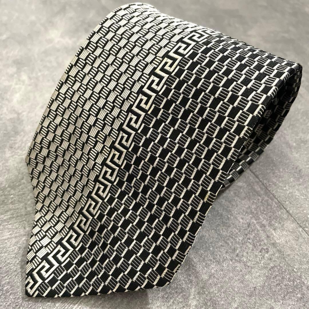 極上高級イギリス製3ピーススーツ × GIANNI VERUSACEネクタイ