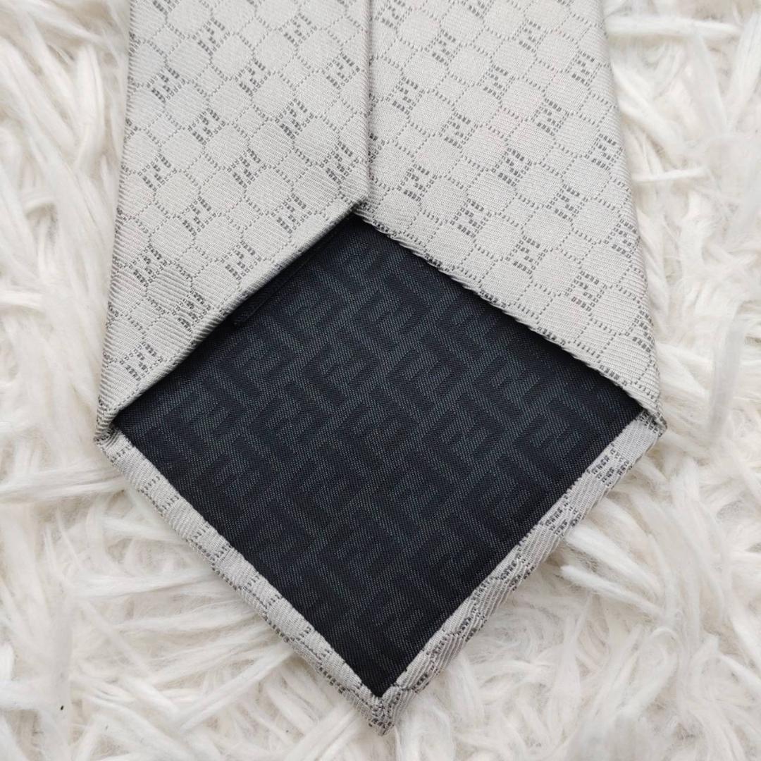 フェンディ 高級シルクネクタイ 総柄（ズッカ柄） ライトグレー