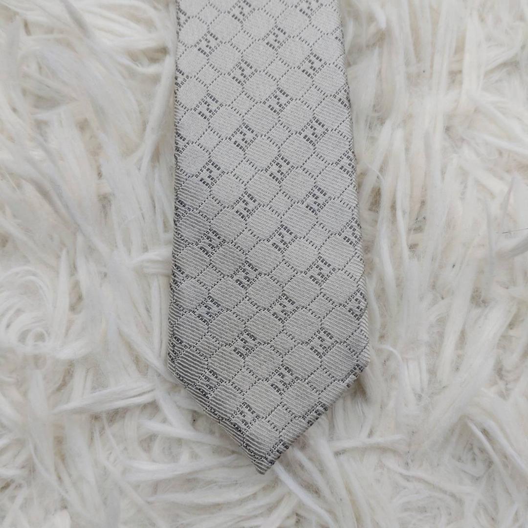 フェンディ 高級シルクネクタイ 総柄（ズッカ柄） ライトグレー