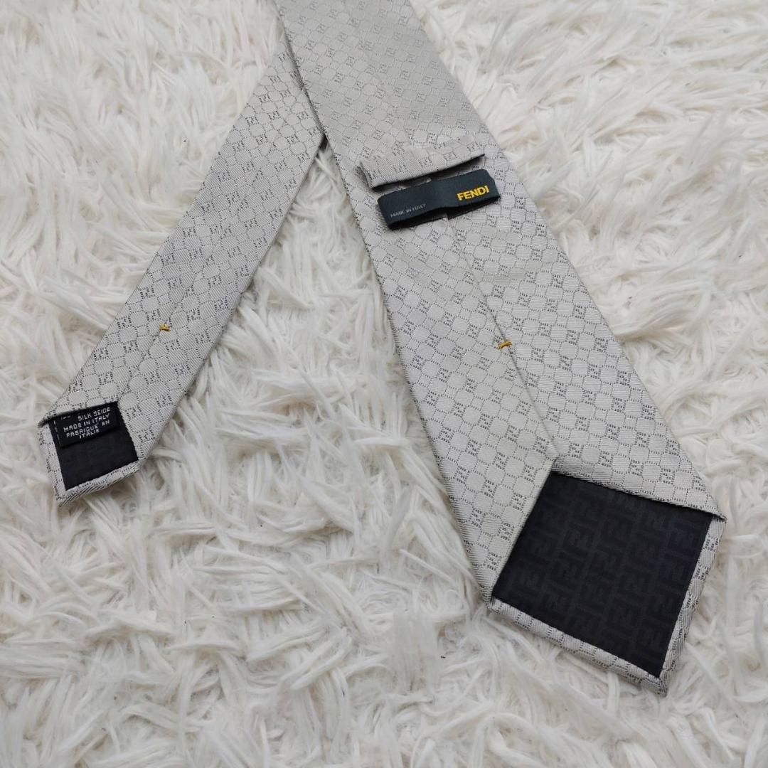 フェンディ 高級シルクネクタイ 総柄（ズッカ柄） ライトグレー
