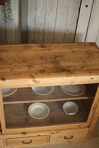 味のある大きな木枠のガラス戸棚　引き出し4杯