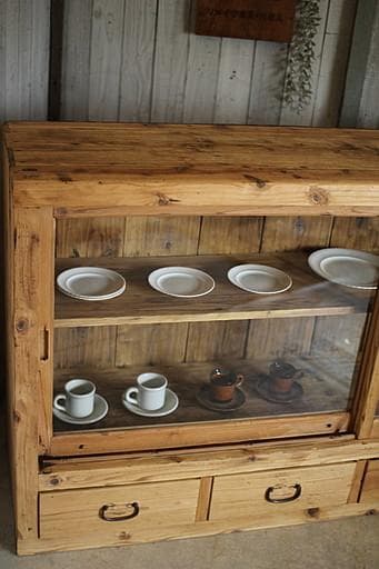 味のある大きな木枠のガラス戸棚　引き出し4杯