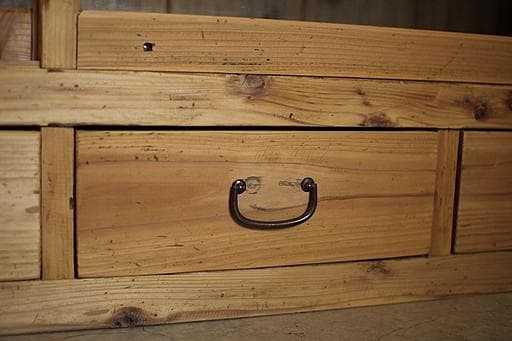 味のある大きな木枠のガラス戸棚　引き出し4杯