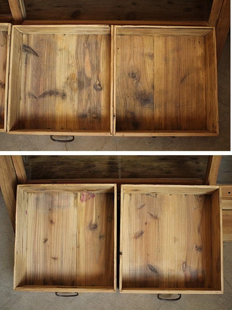 味のある大きな木枠のガラス戸棚　引き出し4杯