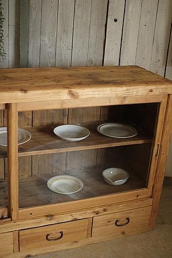 味のある大きな木枠のガラス戸棚　引き出し4杯