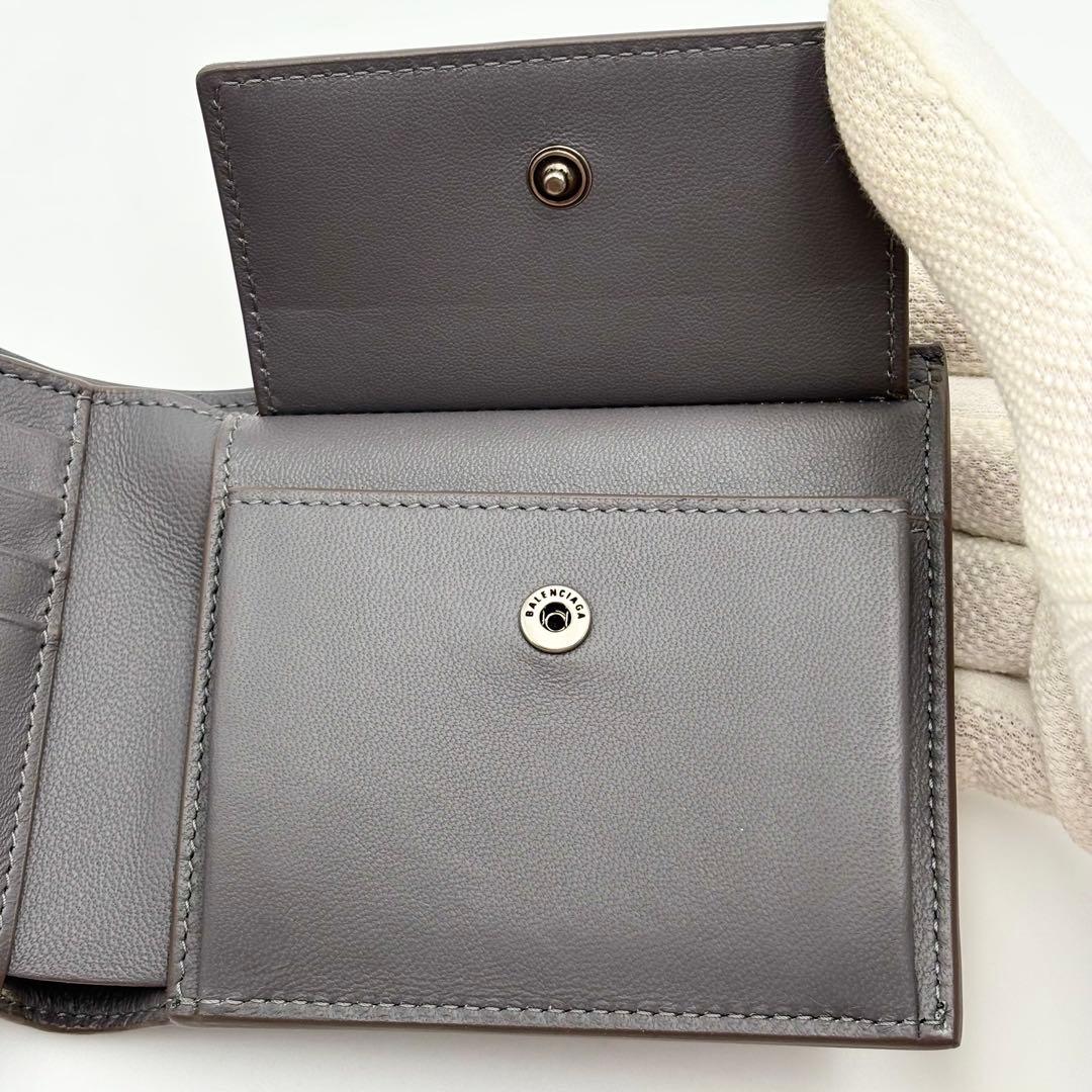 新品未使用 バレンシアガ 二つ折り財布 エンボス モノグラム レザー グレー