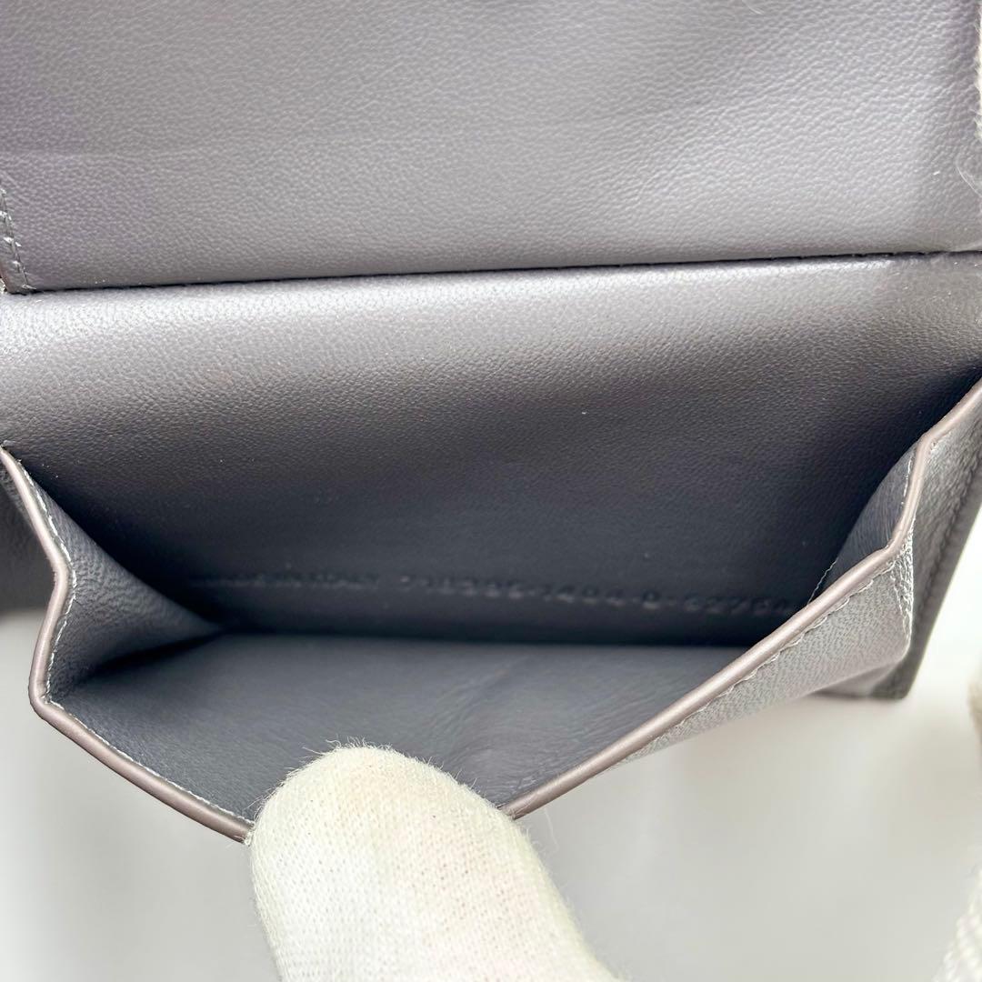 新品未使用 バレンシアガ 二つ折り財布 エンボス モノグラム レザー グレー