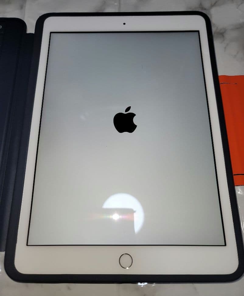 iPad 第８世代 32GB Wifi モデル　キーボードセット　本体