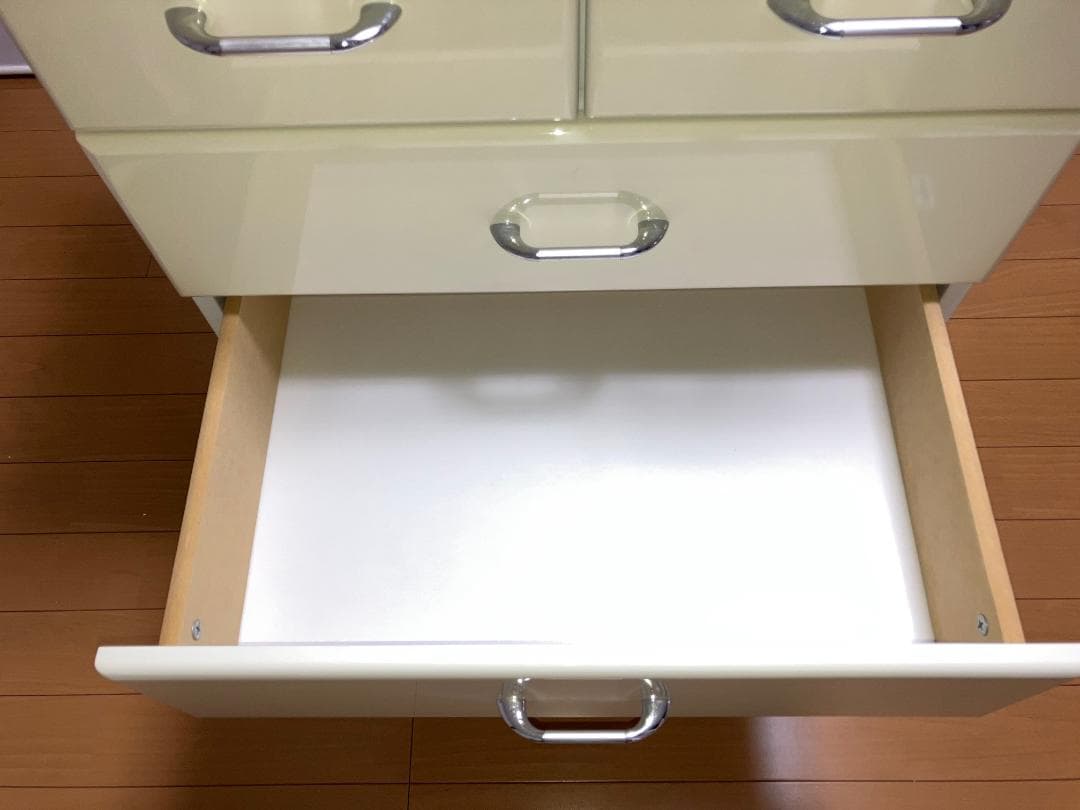 ホワイト鏡面チェスト取手付き 5段 幅60cm高さ90㎝/タンス