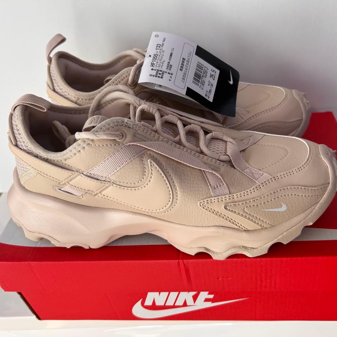 NIKE ベージュ スニーカー