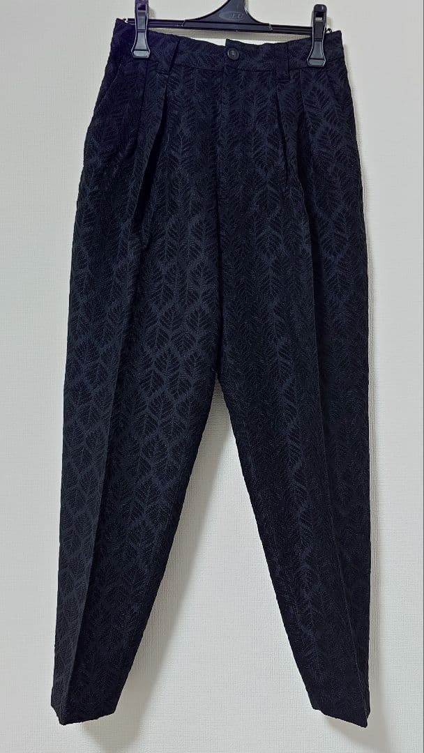 幾何学リーフモールジャガード2インタックワイドテーパードパンツ／ブラック