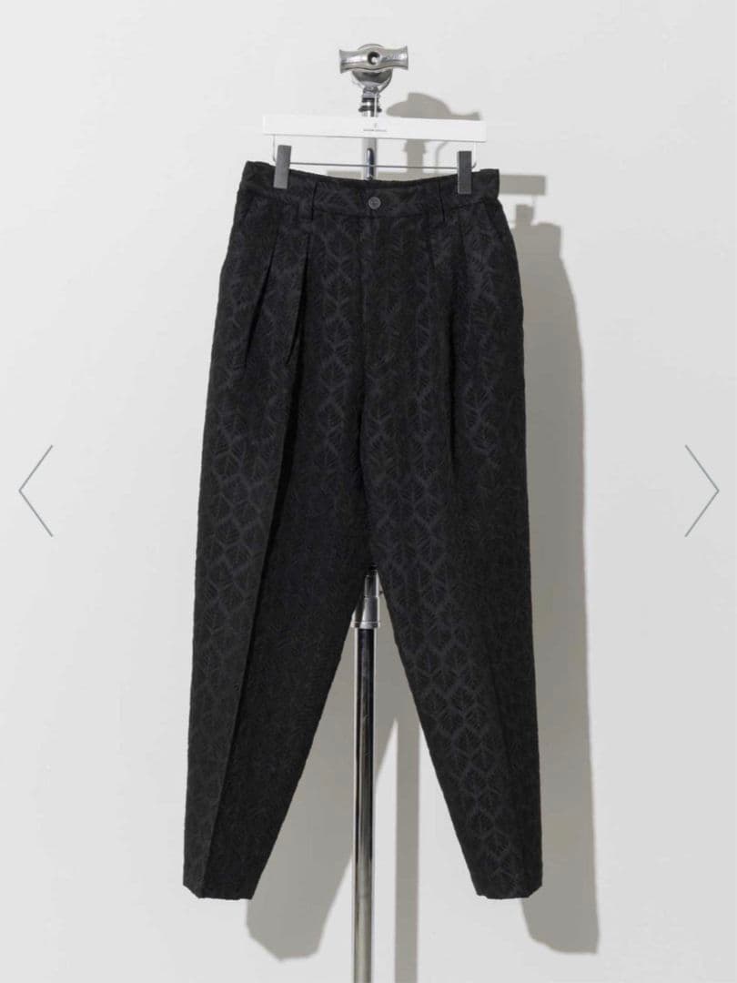 幾何学リーフモールジャガード2インタックワイドテーパードパンツ／ブラック