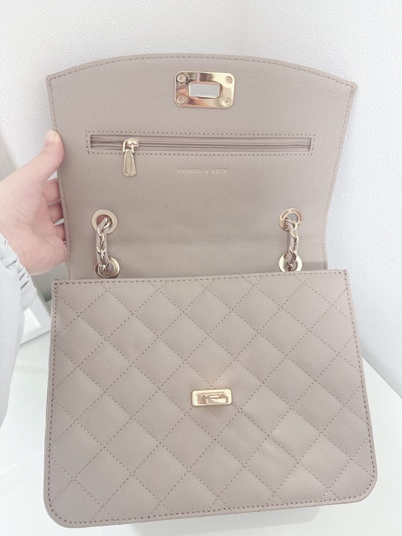 【美品】CHARLES & KEITH キルトチェーンストラップバッグ　ベージュ