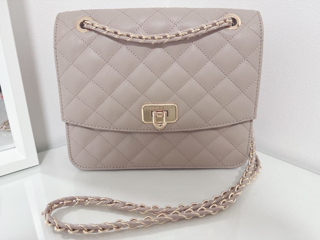 【美品】CHARLES & KEITH キルトチェーンストラップバッグ　ベージュ