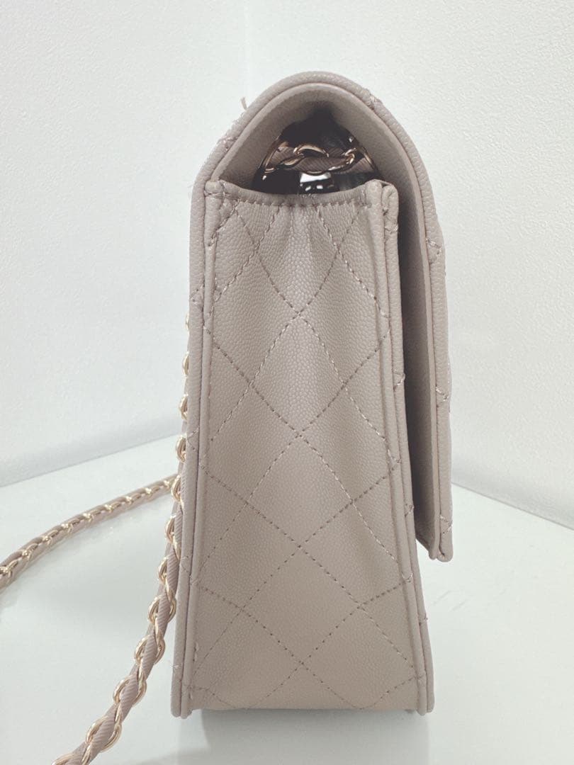 【美品】CHARLES & KEITH キルトチェーンストラップバッグ　ベージュ