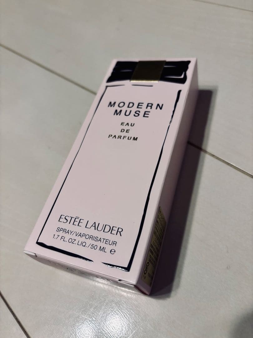 新品未使用エスティーローダー モダン ミューズ オーデ パフューム スプレィ