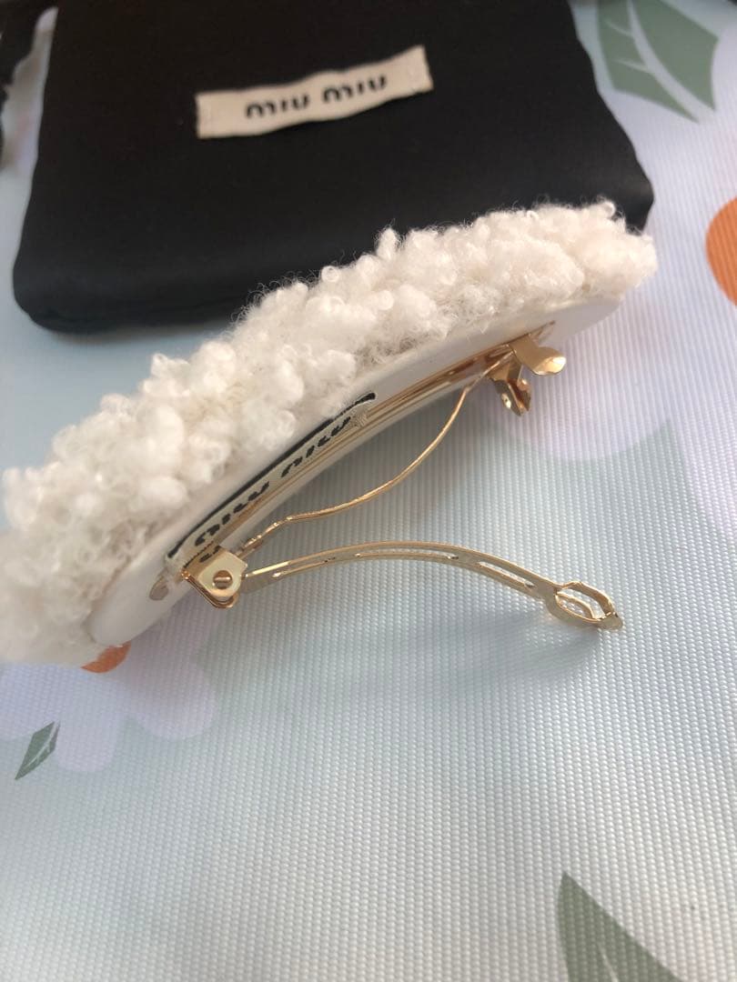 ミュウミュウ　メタルロゴヘアピン　シープスキン　ホワイト　超美品