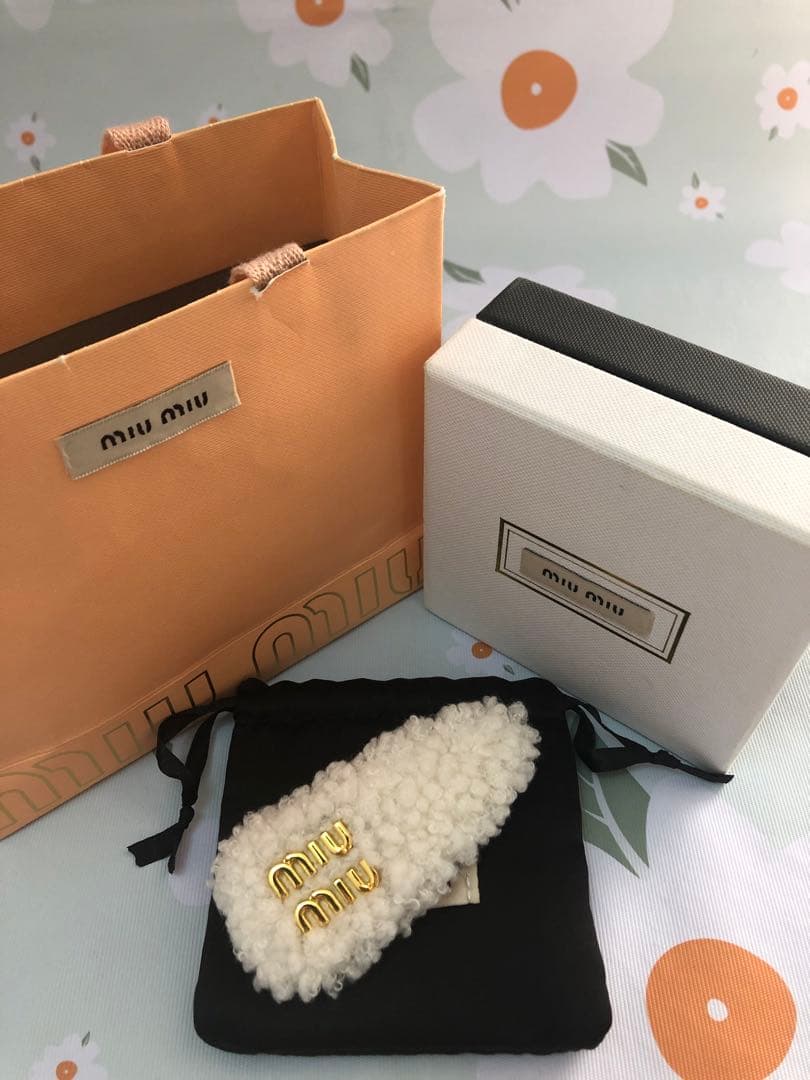 ミュウミュウ　メタルロゴヘアピン　シープスキン　ホワイト　超美品