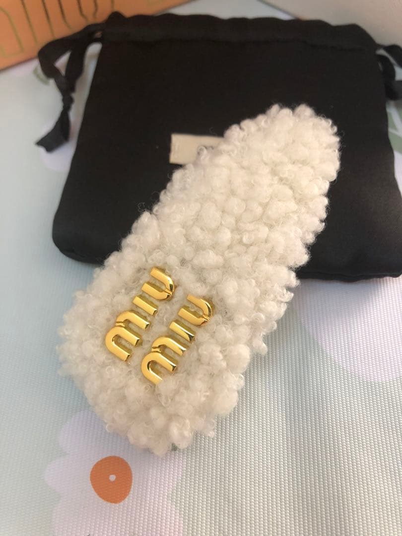 ミュウミュウ　メタルロゴヘアピン　シープスキン　ホワイト　超美品