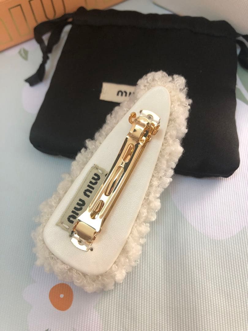 ミュウミュウ　メタルロゴヘアピン　シープスキン　ホワイト　超美品