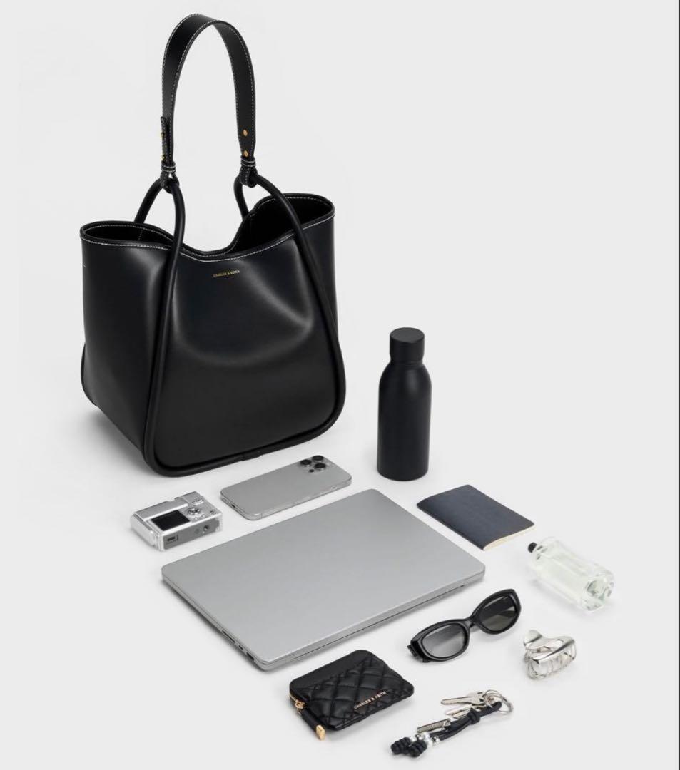 人気No. 1★美品　Charles&Keith ライラチューブラートート