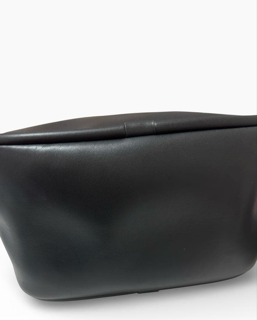 人気No. 1★美品　Charles&Keith ライラチューブラートート