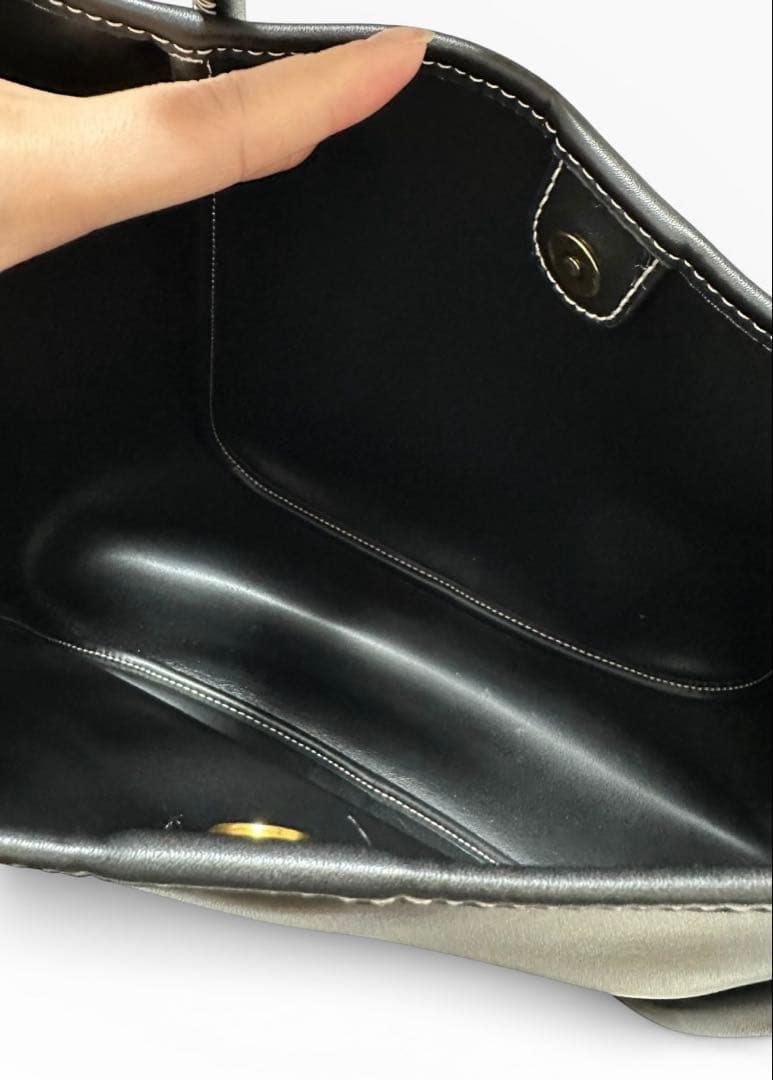 人気No. 1★美品　Charles&Keith ライラチューブラートート