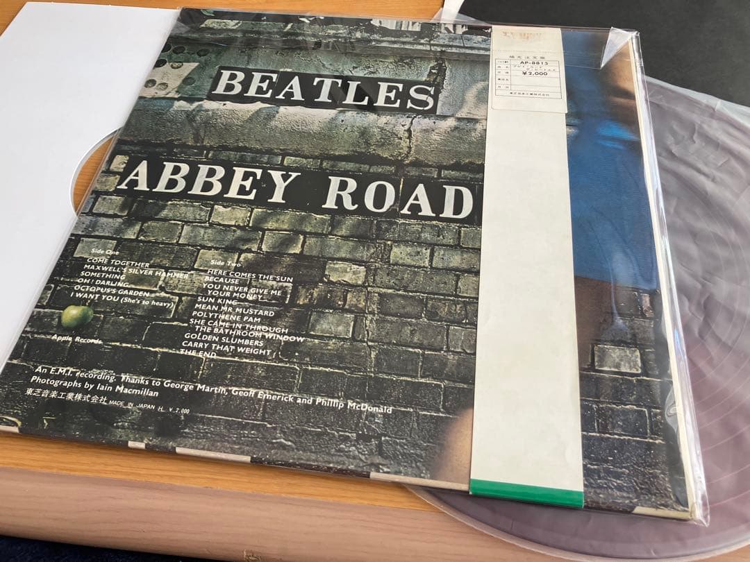 ミント赤盤ノーヒゲ 赤盤　アビーロード 歌詞もピン札の様です。　帯付