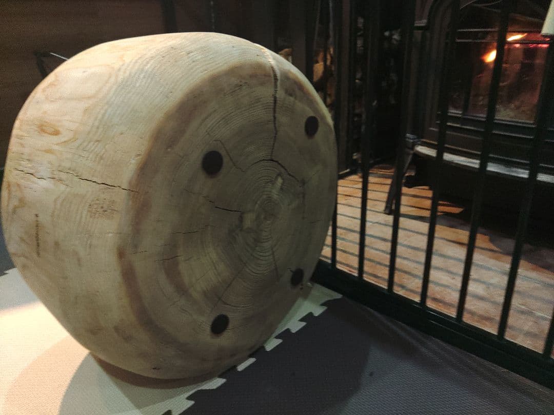 杉の丸太の特大丸型スツール