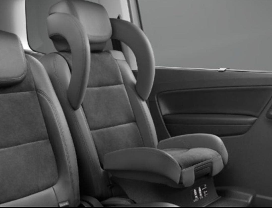 値下げしました！ゴルフトゥーラン　インテグレーテッドチャイルドシートヘッドレスト