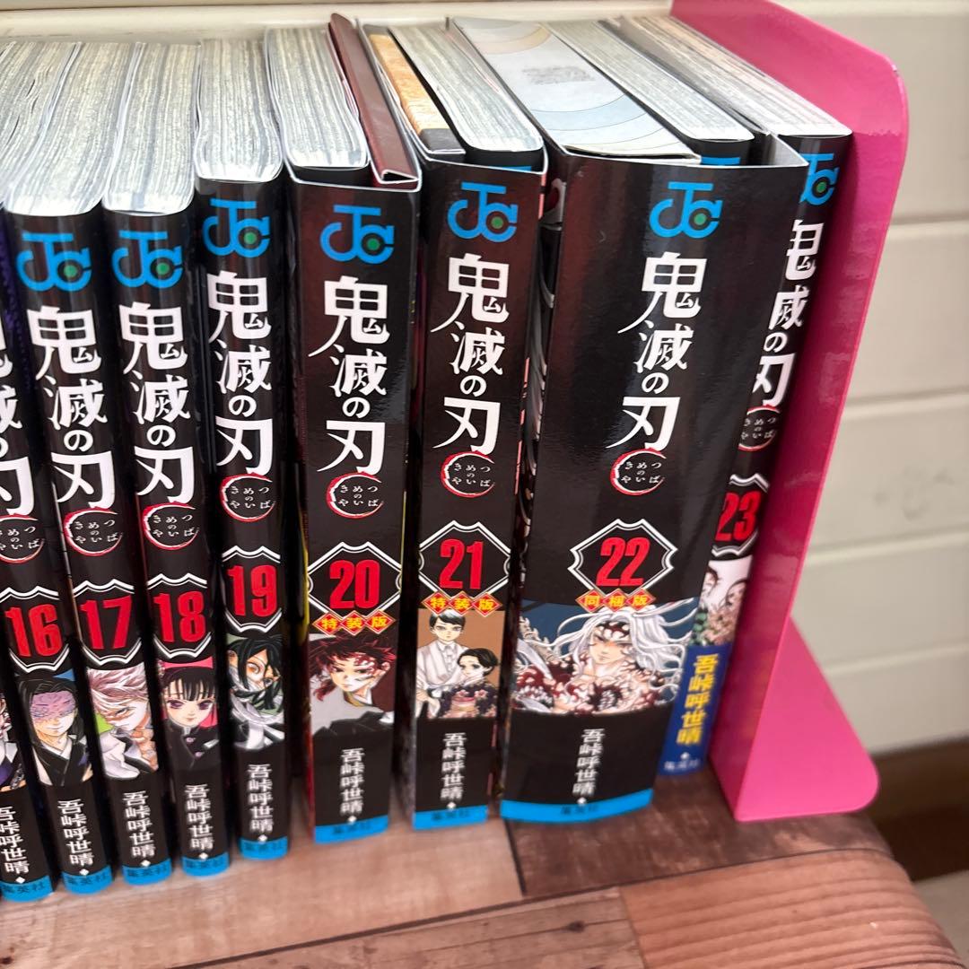 鬼滅の刃1〜23巻ポストカード缶バッジキャラシール付き